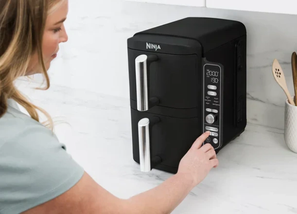 Elegantný ovládací panel fritézy Ninja SL300EU vám zaistí okamžitý a ľahký prístup k všetkým funkciám.