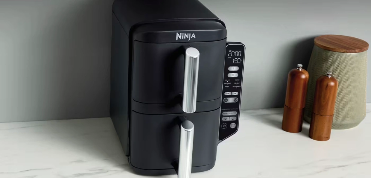 Fritéza Ninja SL300EU je vďaka vertikálnemu dizajnu Double Stack je až o 25 % štíhlejšia.