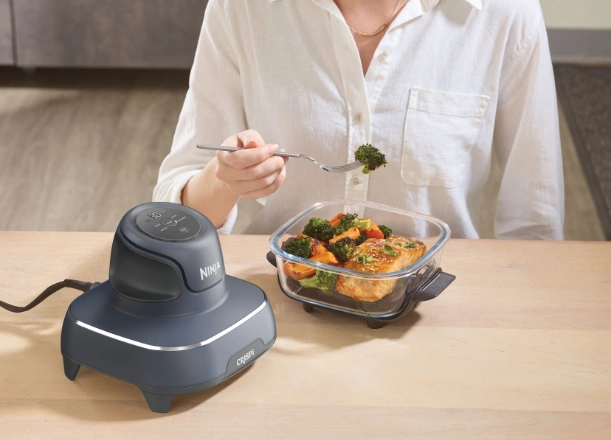 Ušetrite si námahu s fritézou Ninja FN101EUGY a jej nádobami TempWare™ – pohodlne marinujte, pečte, servírujte a uskladňujte.