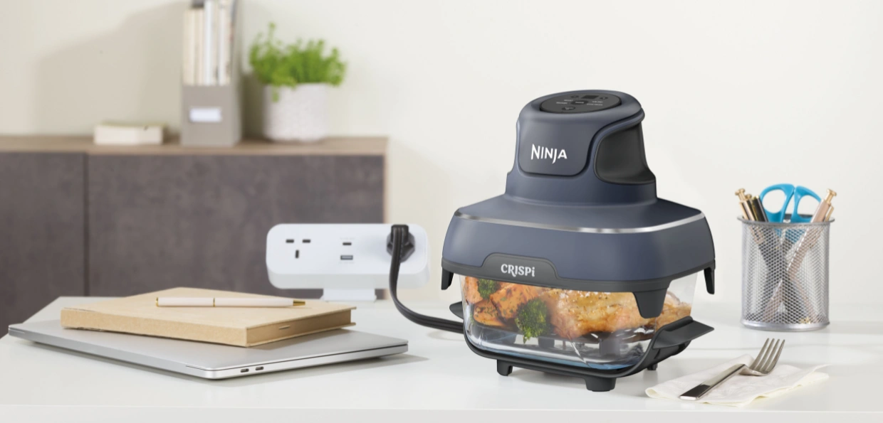Ninja FN101EUGY CRISPi s prenosnou jednotkou PowerPod™ rúca bariéry, vďaka čomu navaríte kdekoľvek, kde je zásuvka.