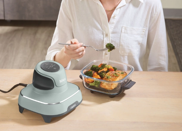 Ušetrite si námahu s fritézou Ninja FN101EUSG a jej nádobami TempWare™ – pohodlne marinujte, pečte, servírujte a uskladňujte.