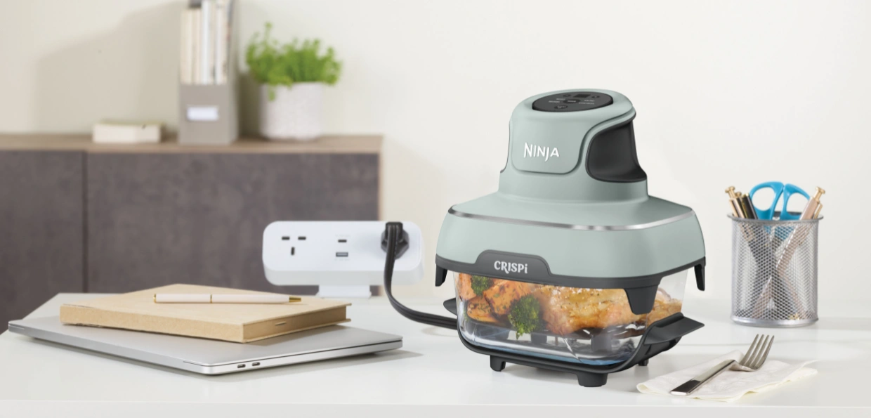 Ninja FN101EUSG CRISPi s prenosnou jednotkou PowerPod™ rúca bariéry, vďaka čomu navaríte kdekoľvek, kde je zásuvka.