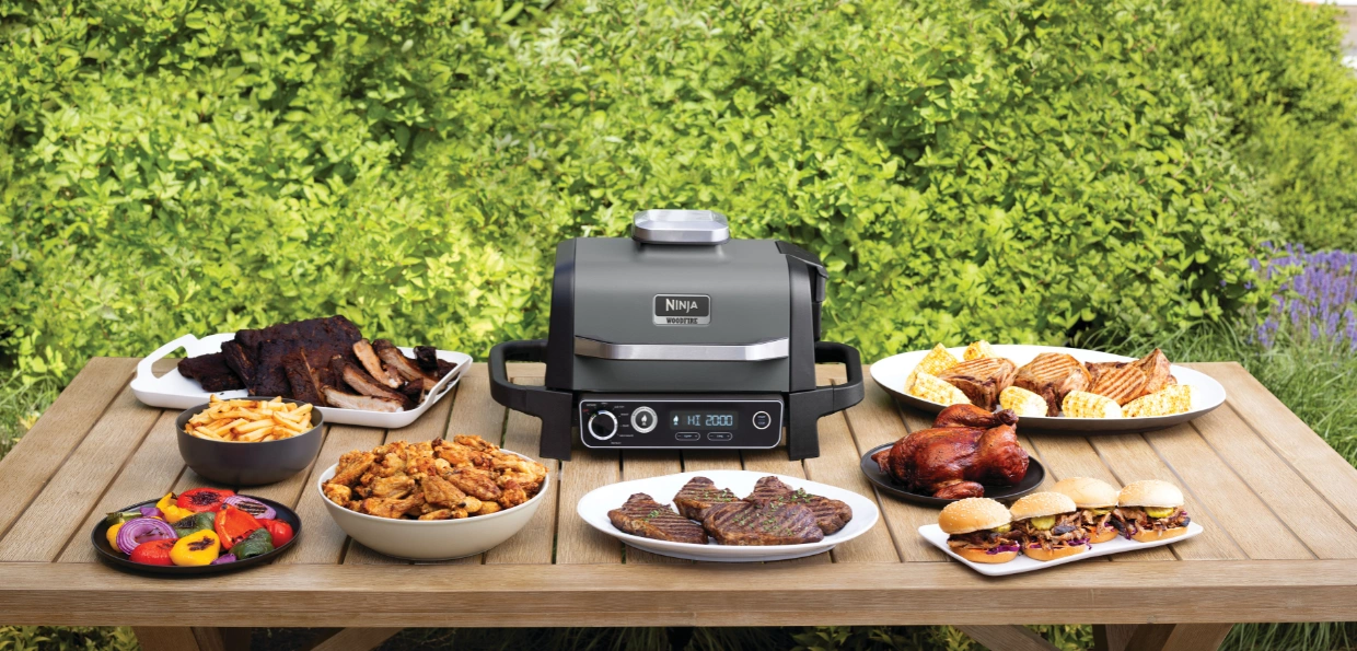 Ninja OG701EU premen&iacute; va&scaron;u terasu na kuchyňu, v ktorej priprav&iacute;te v&scaron;etko od dymov&yacute;ch &scaron;pecial&iacute;t až po dezert.