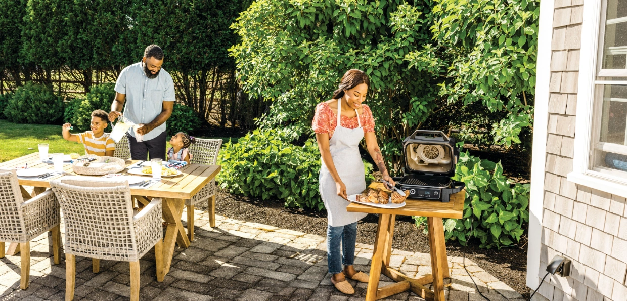 Vonkaj&scaron;&iacute; elektrick&yacute; gril Ninja OG701EU Woodfire Pro XL je va&scaron;&iacute;m esom v ruk&aacute;ve.