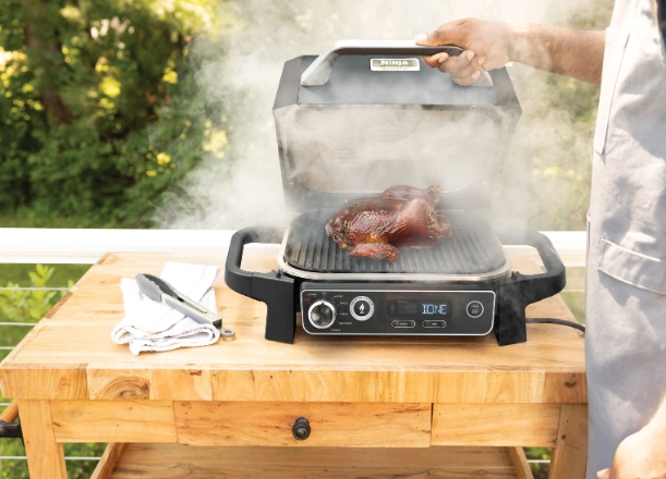 Tajomstvo dokonalej BBQ ar&oacute;my sa skr&yacute;va v technol&oacute;gii Woodfire, vďaka ktorej gril Ninja OG701EU použ&iacute;va prav&eacute; dreven&eacute; pelety.