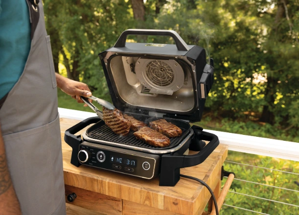 Či už pripravujete nedeľn&yacute; obed, alebo sa chyst&aacute;te pohostiť veľk&uacute; n&aacute;v&scaron;tevu, Gril Ninja OG701EU s veľkou grilovacou plochou v&aacute;s podrž&iacute;.