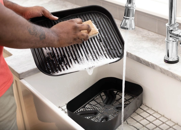 Gril Ninja OG701EU v&aacute;m uľahč&iacute; život &ndash; vyberateľn&aacute; grilovacia doska m&aacute; nepriľnav&yacute; povrch, ktor&yacute; sa mimoriadne ľahko čist&iacute;.