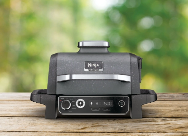 Vďaka vodeodolnosti IPX4 a pevnej kon&scaron;trukcii grilu Ninja OG701EU v&aacute;s nezastav&iacute; ani sychrav&eacute; počasie.