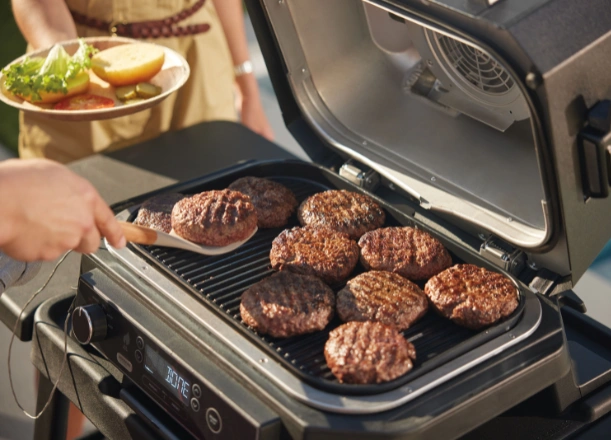 Vonkajší BBQ gril Ninja OG850EU s veľkou grilovacou doskou (45 cm x 31 cm) situáciu hravo zachráni.