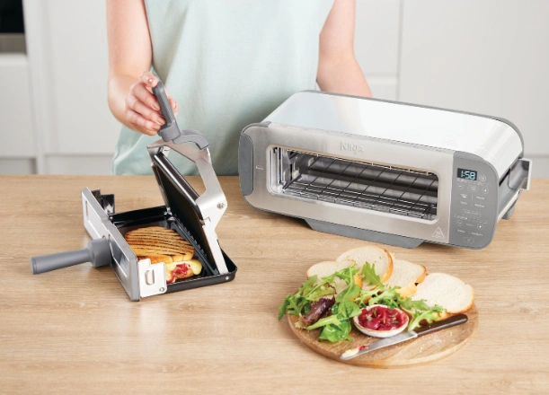 Naplňte sendvič šunkou, mozzarellou či paradajkami, vložte ho do lisu Panini press a nechajte Ninja Foodi ST200EUWH pracovať.