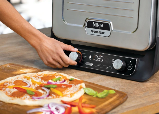 Elegantný ovládací panel pizza pece Ninja OO101EU vám zaistí ľahký prístup ku všetkým funkciám.