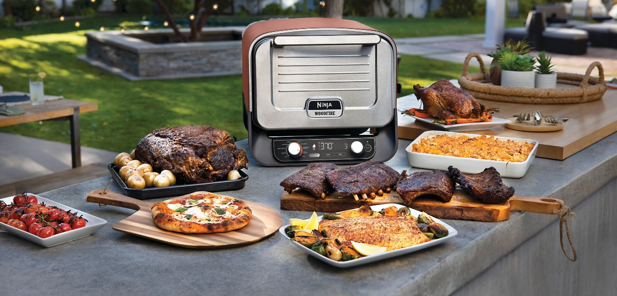 Ninja OO101EU premení vašu terasu na kuchyňu, v ktorej pripravíte všetko od pizze špecialít až po jemne údené BBQ rebierka.