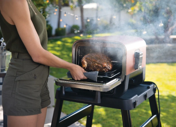 Tajomstvo dokonalej BBQ arómy sa skrýva v technológii Woodfire, vďaka ktorej pizza pec NINJA OO101 používa pravé drevené pelety.