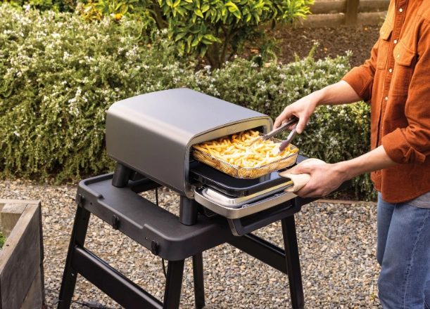 S pizza pecou Ninja MO201EU v režime Air Fry si pripravíte svoje obľúbené potešenie, pričom spotrebujete až o 75 % menej tuku.