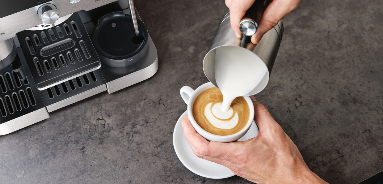 Či už túžite po autentickom cappuccine, jemnom flat white, hravom latte macchiato alebo čiapočke na ľadovej káve, zverte prípravu kávovaru Ninja ES601EU a jeho systému Dual Froth.