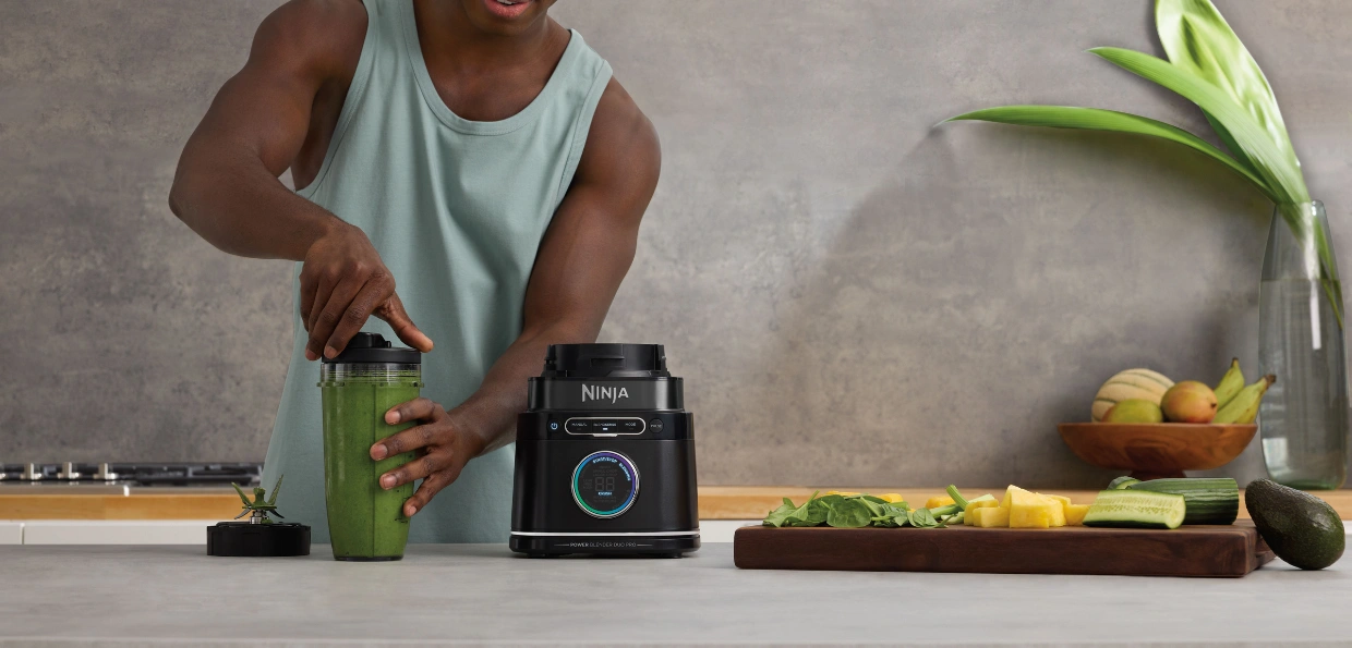Stoln&yacute; mix&eacute;r Ninja TB301EU Detect Power je va&scaron;&iacute;m esom pri pr&iacute;prave n&aacute;pojov, polievok, om&aacute;čok či pr&iacute;prave surov&iacute;n na salsu.