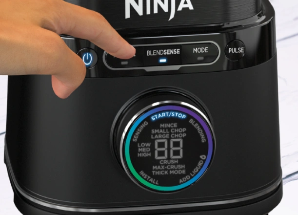 Vychutnajte si mimoriadne jednoduch&eacute; ovl&aacute;danie stoln&eacute;ho mix&eacute;ra Ninja TB301EU Detect Power