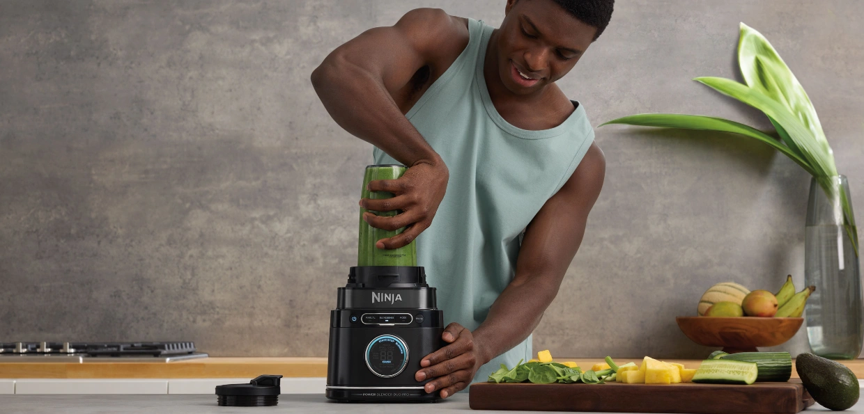 Stoln&yacute; mix&eacute;r Ninja TB301EU Detect Power disponuje v balen&iacute; s doma nadobami na veľk&eacute; a single porcie.