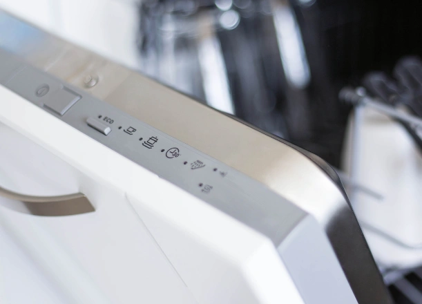 Mix&eacute;r Ninja TB301EU v&aacute;m uľahč&iacute; život &ndash; čepele, poh&aacute;re aj mixovacie n&aacute;doby s&uacute; vhodn&eacute; do um&yacute;vačky riadu (horn&yacute; k&ocirc;&scaron;).