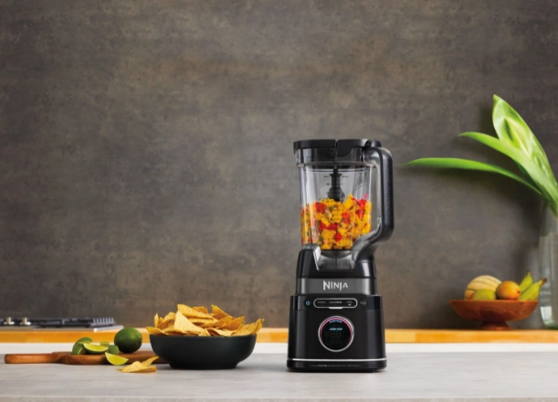 Mix&eacute;r Ninja TB301EU sa s tlačidlom Dial Detect bez n&aacute;mahy postar&aacute; o dokonal&uacute; pr&iacute;pravu surov&iacute;n.