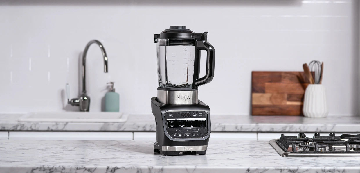 Stoln&yacute; mix&eacute;r Ninja HB150EU je va&scaron;&iacute;m esom pri pr&iacute;prave n&aacute;pojov, polievok, om&aacute;čok či pr&iacute;prave surov&iacute;n na salsu.