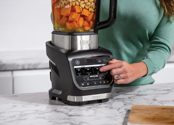 Vychutnajte si mimoriadne jednoduch&eacute; ovl&aacute;danie stoln&eacute;ho mix&eacute;ra Ninja HB150EU.