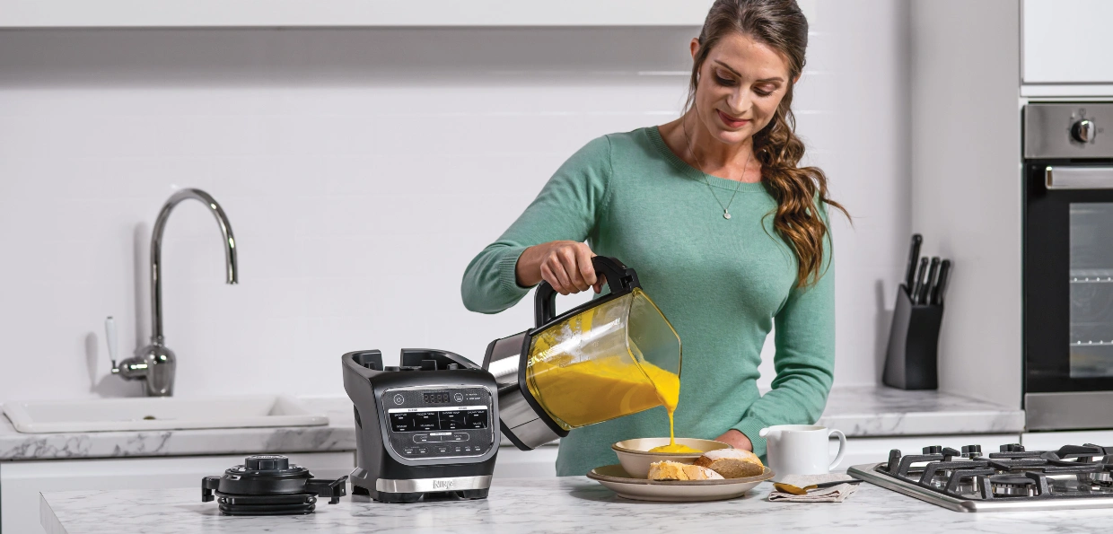 Ninja HB150EU premen&iacute; pomocou v&yacute;hrevn&eacute;ho telesa surov&uacute; zeleninu na hor&uacute;cu polievku už za 20 min&uacute;t.