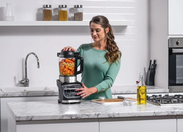 Nechajte sa oh&uacute;riť nesp&uacute;tanou silou 1 000 W motora mix&eacute;ra Ninja HB150EU.