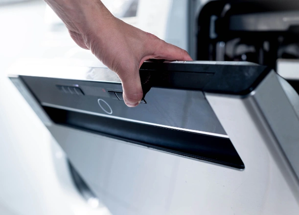 Stačí voda, kvapka saponátu a tlačidlo BLEND sa postará o čistotu nádoby mixéra Ninja BC251EUGY.