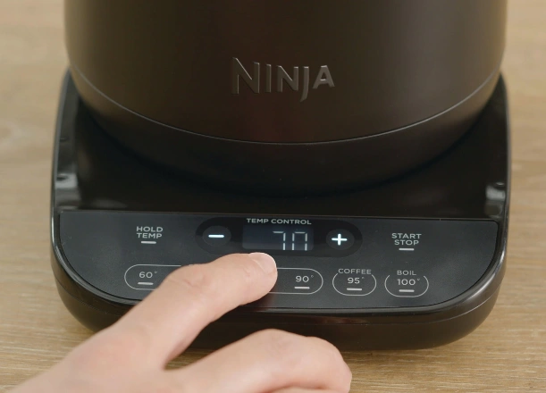 Manuálne nastavenie teploty od 40 °C do 100 °C vám umožní experimentovať s kanvicou Ninja KT200EU a vyladiť chuť presne podľa seba.