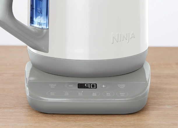 Elegantný ovládací panel kanvice Ninja KT200EUWH zaistí okamžitý prístup ku všetkým funkciám.