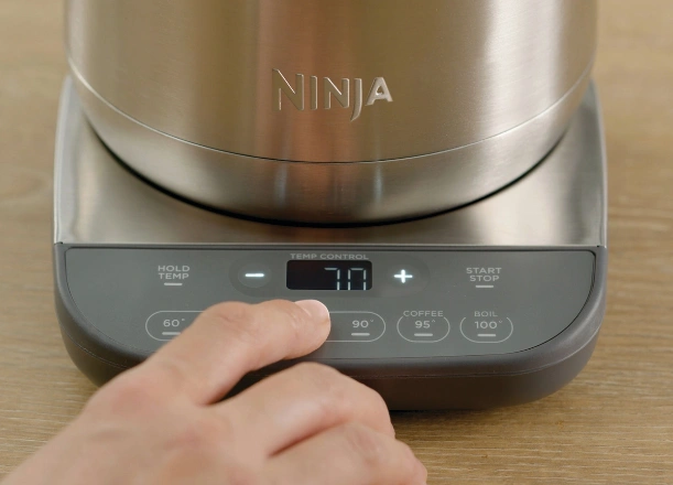 Elegantný ovládací panel kanvice Ninja KT201EU zaistí okamžitý prístup ku všetkým funkciám.