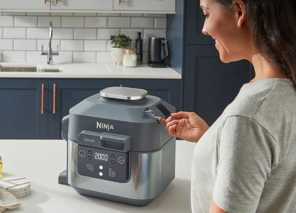Posuňte prepínač SmartSwitch a hniec Ninja ON400EU plynule prejdite z režimu Rapid Cooking do Air Fry