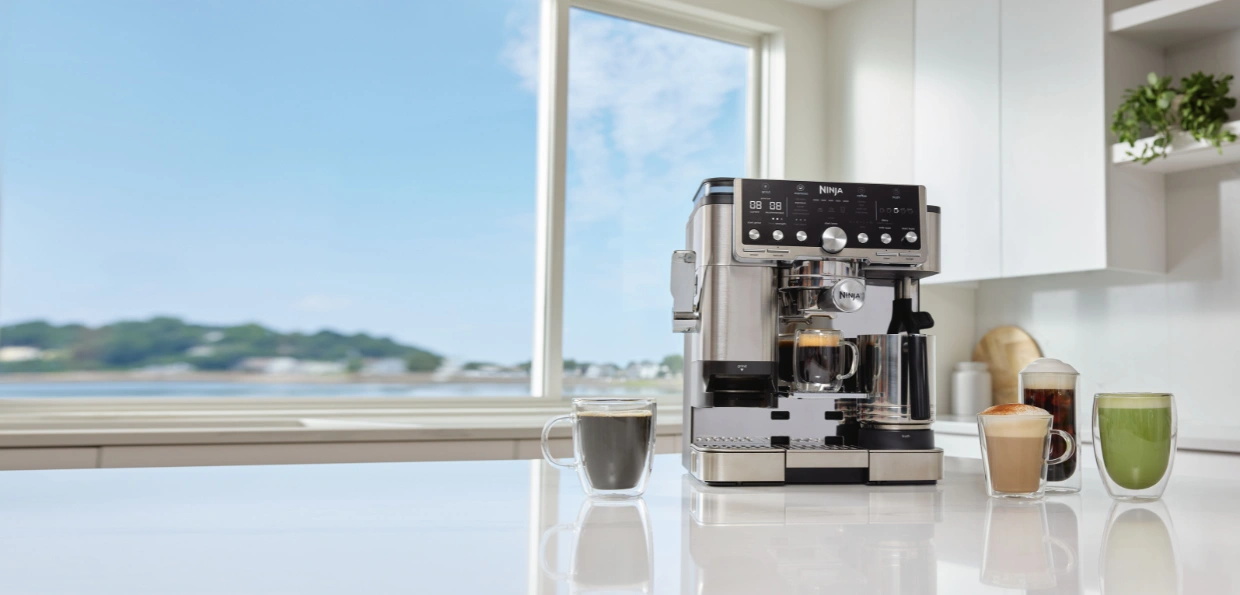 Pákový kávovar Ninja ES701EU Luxe Café Pro Series premení vašu domácnosť na vašu obľúbenú kaviareň.