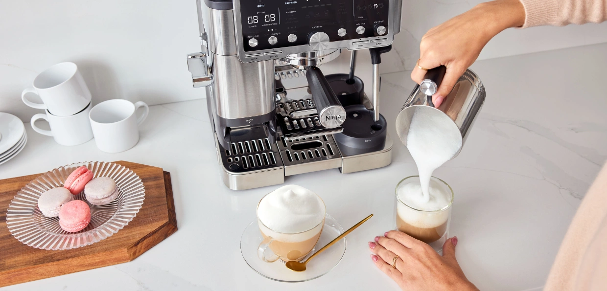Či už túžite po autentickom cappuccine, jemnom flat white, hravom latte macchiato alebo čiapočke na ľadovej káve, zverte prípravu kávovaru Ninja ES701EU a jeho systému Dual Froth.