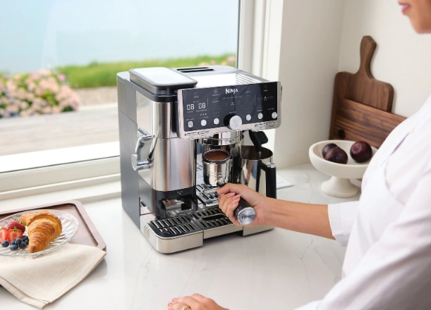 Technológia Barista Assist a integrovaná váha v kávovare Ninja ES701EU vás prevedú prípravou kávy od začiatku až do konca.