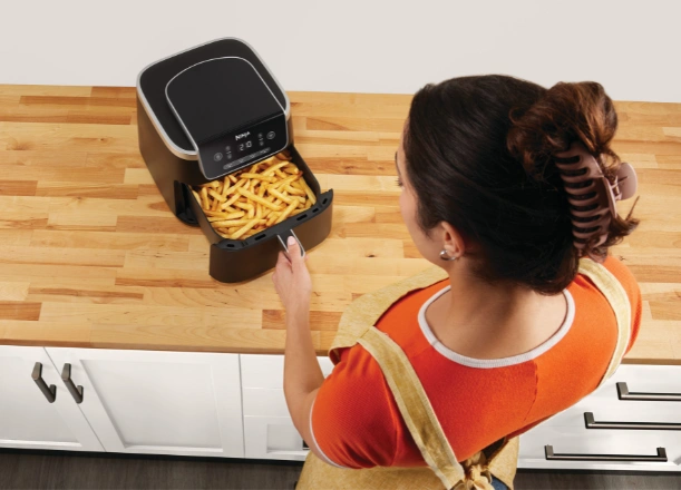 Doprajte si svoje obľúbené fritované pochúťky s fritézou Ninja AF140EU aj bez výčitiek svedomia.