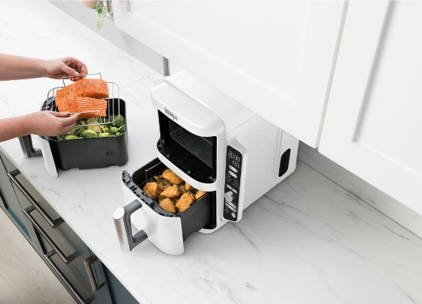 Poschodové rošty Stacked Meal a 360° cirkulácia vzduchu umožnia fritéze Ninja SL400EUWH variť až na 4 úrovniach naraz, vďaka čomu s prehľadom splníte všetky želania vašich stravníkov.