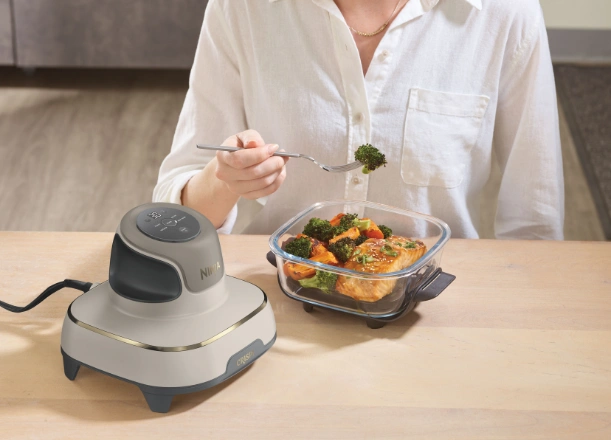 Ušetrite si námahu s fritézou Ninja FN101EUST a jej nádobami TempWare™ – pohodlne marinujte, pečte, servírujte a uskladňujte.