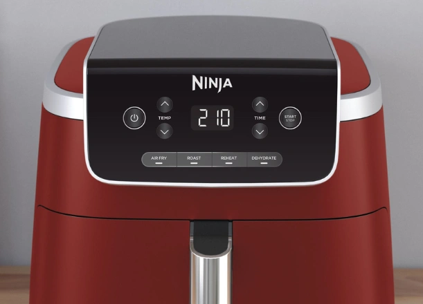 Elegantný ovládací panel fritézy Ninja AF140EUCM vám zaistí okamžitý a ľahký prístup k všetkým funkciám.