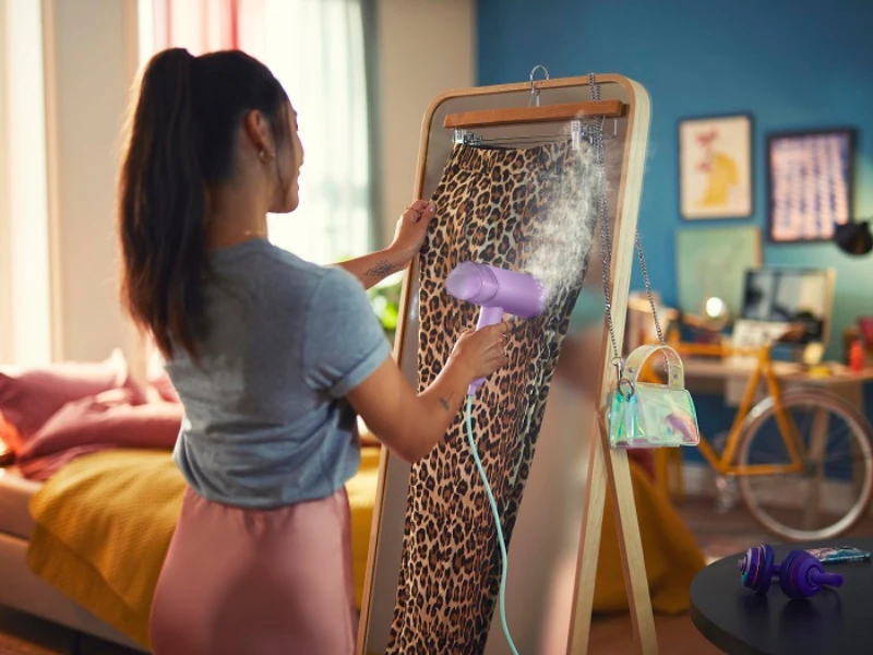 vertikalne-naparovanie-rucny-naparovac-Philips_