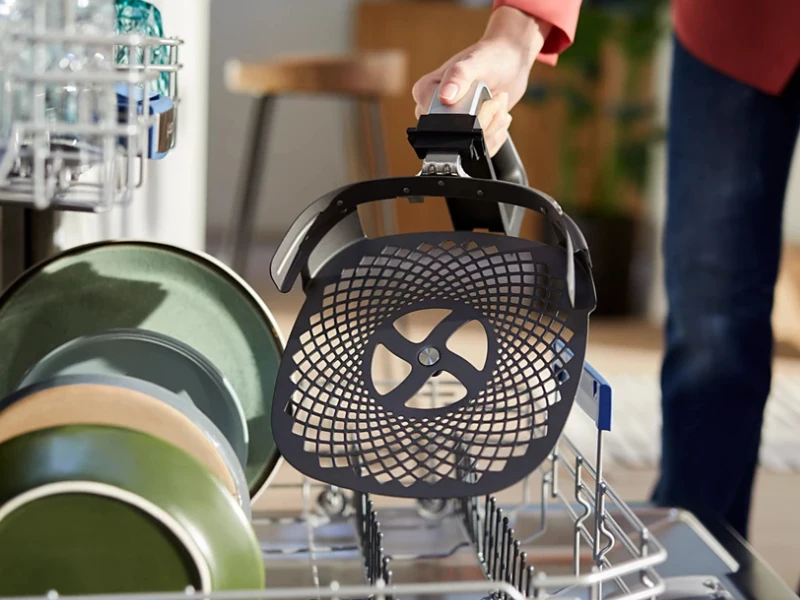 umyvanie-v-umyvacke-riadu-plech-na-pizzu-Philips_