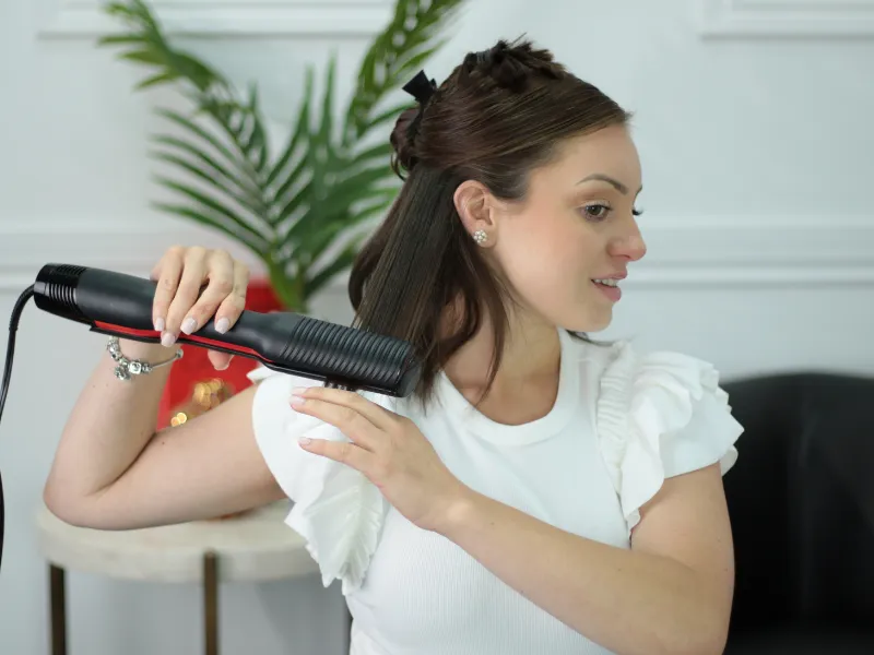 Mokr&eacute; či such&eacute; vlasy &ndash; žehlička Revlon One-Step Air Straight RVDR5330E nerob&iacute; rozdiely.