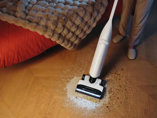 Vďaka technol&oacute;gii adapt&iacute;vneho čistenia DirtTect vys&aacute;vač Flexi Pro prisp&ocirc;sob&iacute; svoj v&yacute;kon podľa stavu povrchov a zabezpeč&iacute; tak d&ocirc;kladn&eacute; a časovo &uacute;sporn&eacute; čistenie.