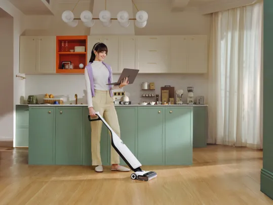 Adapt&iacute;vne kolieska SlideTech reaguj&uacute; a protiot&aacute;čaj&uacute; sa podľa r&yacute;chlosti valca, čo v&aacute;m mimoriadne uľahč&iacute; pr&aacute;cu s vys&aacute;vačom Roborock Flexi PRO
