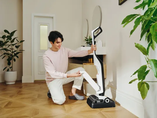 Vďaka bat&eacute;rii s v&yacute;držou 50 min&uacute;t dok&aacute;žete s vys&aacute;vačom Roborock Flexi PRO upratať cel&uacute; dom&aacute;cnosť