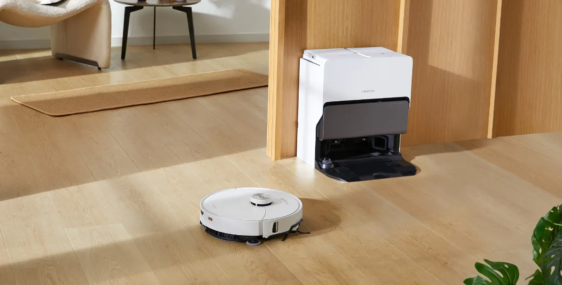 Dokovacia stanica RockDock Ultra 8v1 automaticky vyprázdňuje prach z vysávača Roborock S8 MaxV Ultra white, dopĺňa vodu, čistí a suší mop horúcim vzduchom pri 60 °C.