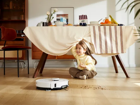 Vďaka technológii DirtTect vysávač S8 MaxV Ultra white detekuje nečistoty a automaticky prispôsobuje výkon – od zvýšeného sacieho výkonu pri prachu až po režim mopovania s väčším množstvom vody pri odolných škvrnách.