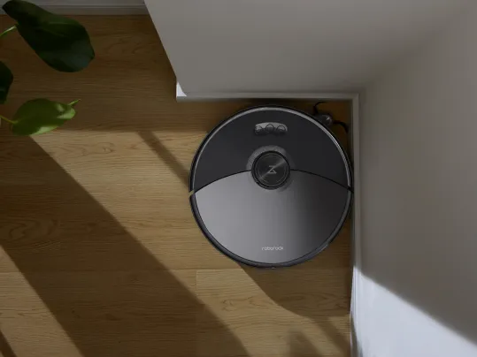 FlexiArm kefka robotického vysávača Roborock S8 MaxV Ultra black sa automaticky vysunie vždy, keď vysávač detekuje rohy či nízke miesta pod nábytkom, vďaka čomu zanechá aj tie najťažšie dostupné zákutia perfektne čisté.