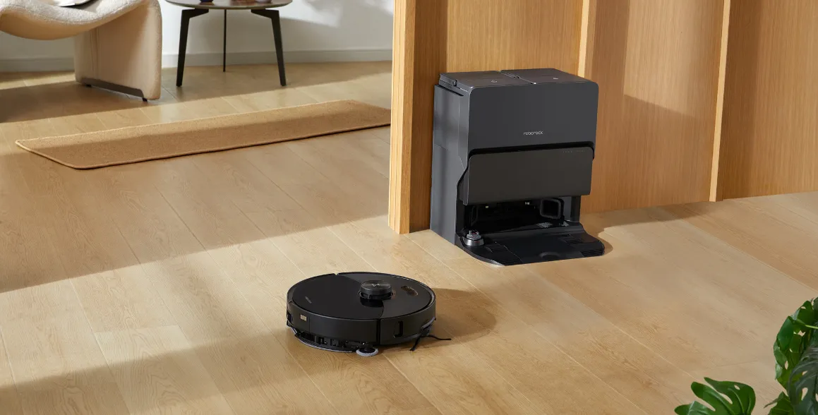 Dokovacia stanica RockDock Ultra 8v1 automaticky vyprázdňuje prach z vysávača Roborock S8 MaxV Ultra black, dopĺňa vodu, čistí a suší mop horúcim vzduchom pri 60 °C.